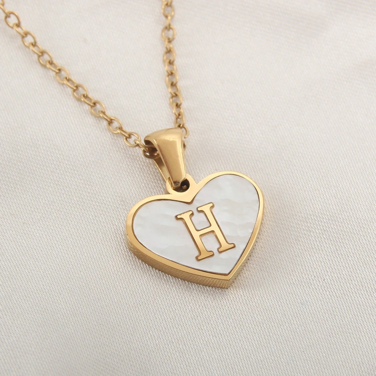 26 Letter Heart-shaped Necklace White Shell Love Clavicle Chain Fashion Personalized Necklace For Women Jewelry Valentine's Day MANDOTOS
